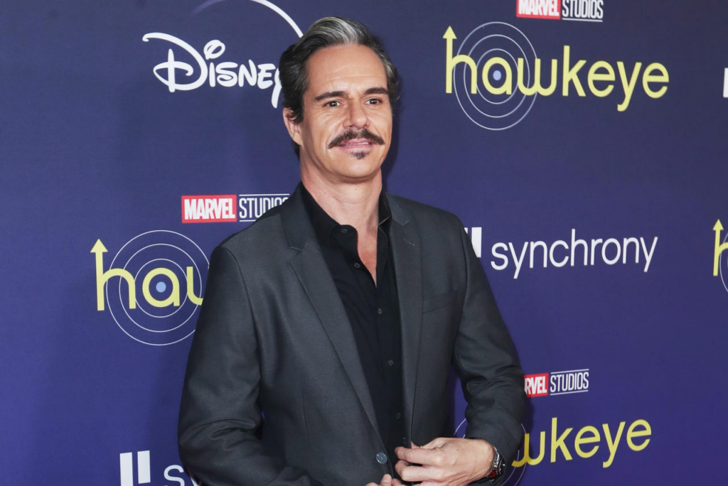 Tony Dalton está em Born Again como o Espadachim